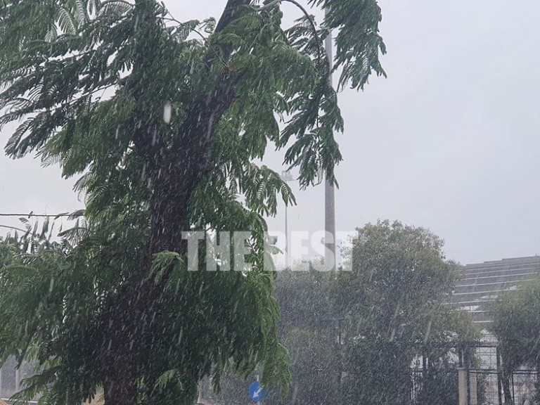 Πάτρα – Έφτασε η «Αθηνά» με βροχή και χαλάζι – Έπεσε δέντρο, γυναίκα εγκλωβίστηκε σε ασανσέρ