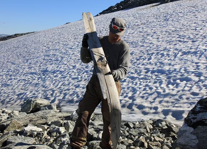 Νορβηγία - Ανακαλύφθηκε το αρχαιότερο ζευγάρι ξύλινων πέδιλων σκι ηλικίας 1.300 ετών