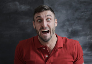 «Πείτε μου ότι δεν είναι ανθρώπινα» – Τύπος βρήκε κόκαλα στον τοίχο του σπιτιού του