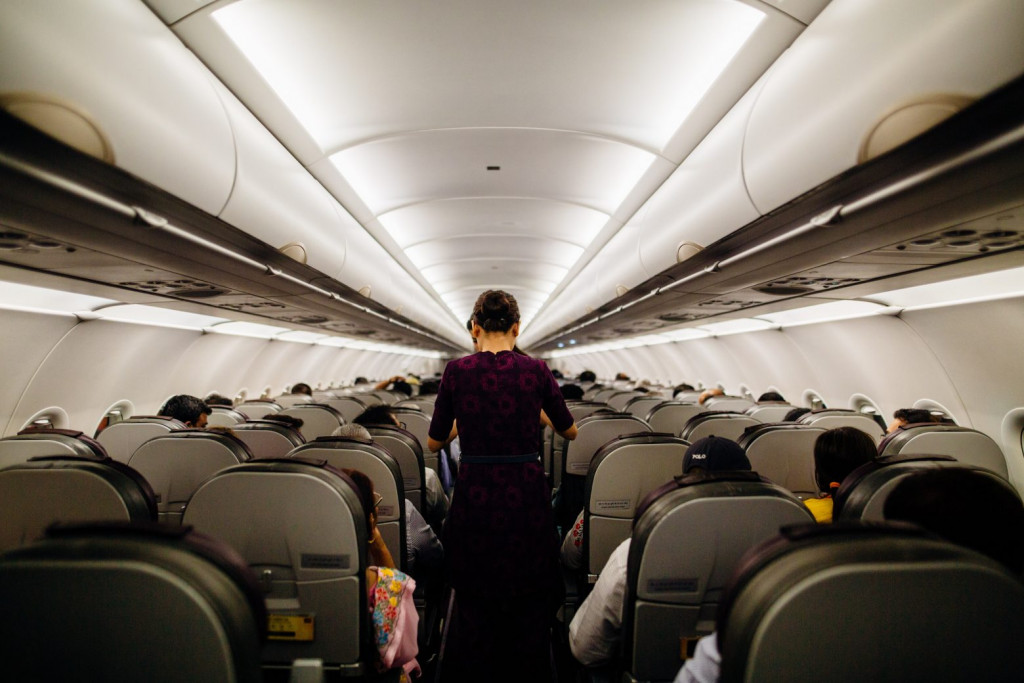 Μια αεροσυνοδός μοιράστηκε άχαστο τρικ για να καθίσετε δωρεάν σε καλύτερες θέσεις στο αεροπλάνο