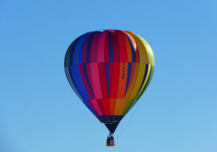 Νύχτα το πήρε – Αερόστατο έπεσε σε δέντρα και μετά στην οροφή μουσείου – Κατέστρεψε άγαλμα