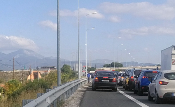 Εθνική Οδός – Έκλεισε ο δρόμος – Ένταση με Ρομά, πετροπόλεμος και ουρές χιλιομέτρων
