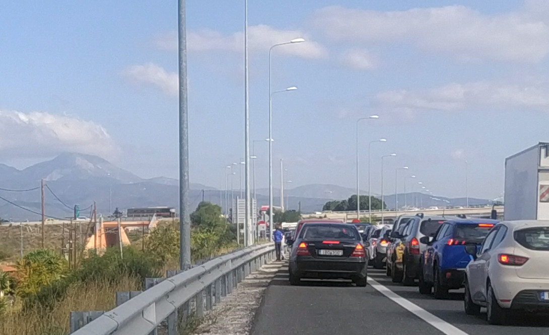 Εθνική Οδός - Έκλεισε ο δρόμος - Ένταση με Ρομά, πετροπόλεμος και ουρές χιλιομέτρων