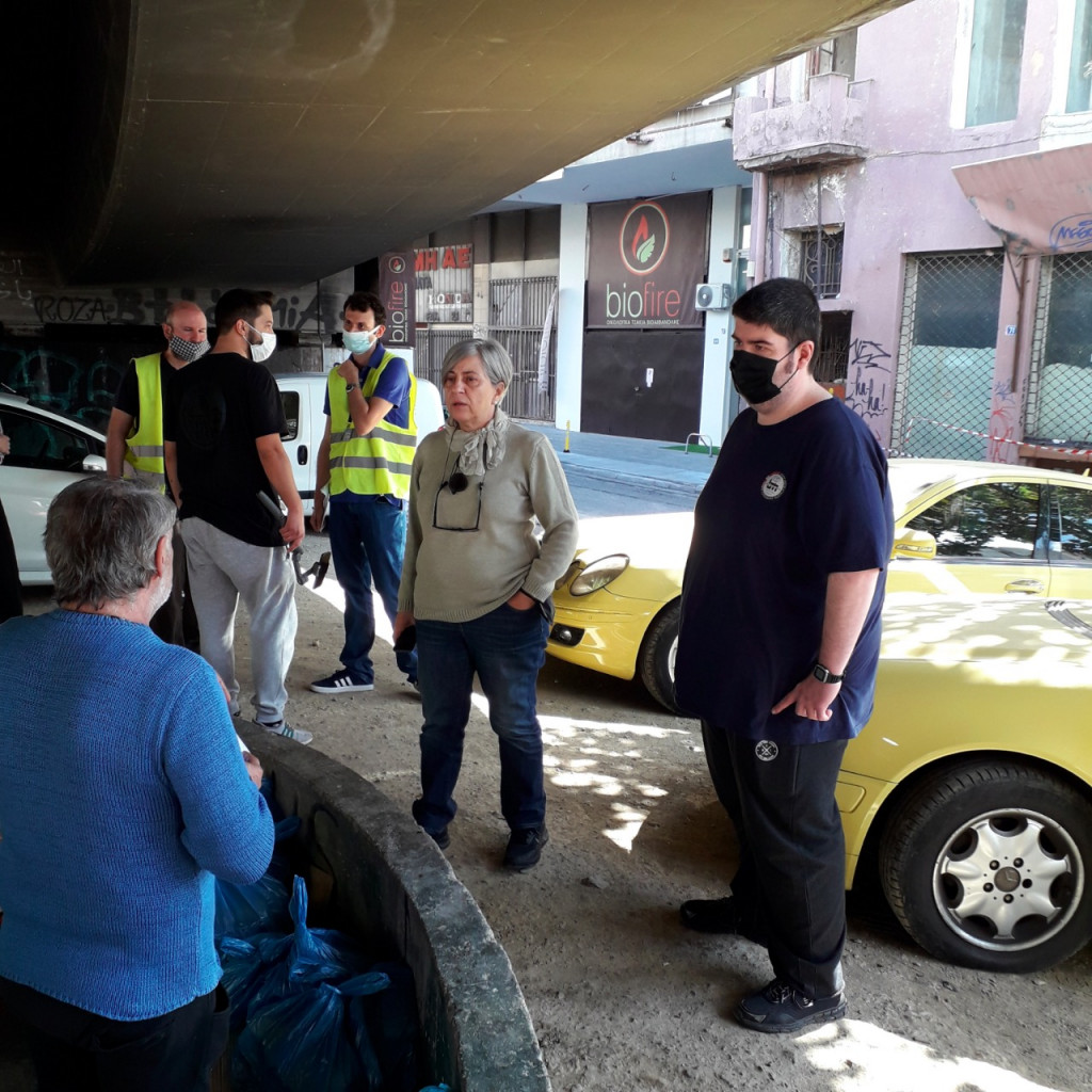 Αθήνα – Οι «street workers» βοηθούν καθημερινά τους άστεγους της πόλης