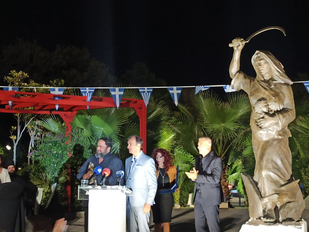Τελετή αποκαλυπτηρίων του αγάλματος της «Ηρωίδας Μανιάτισσας» από τον Δήμο Πειραιά