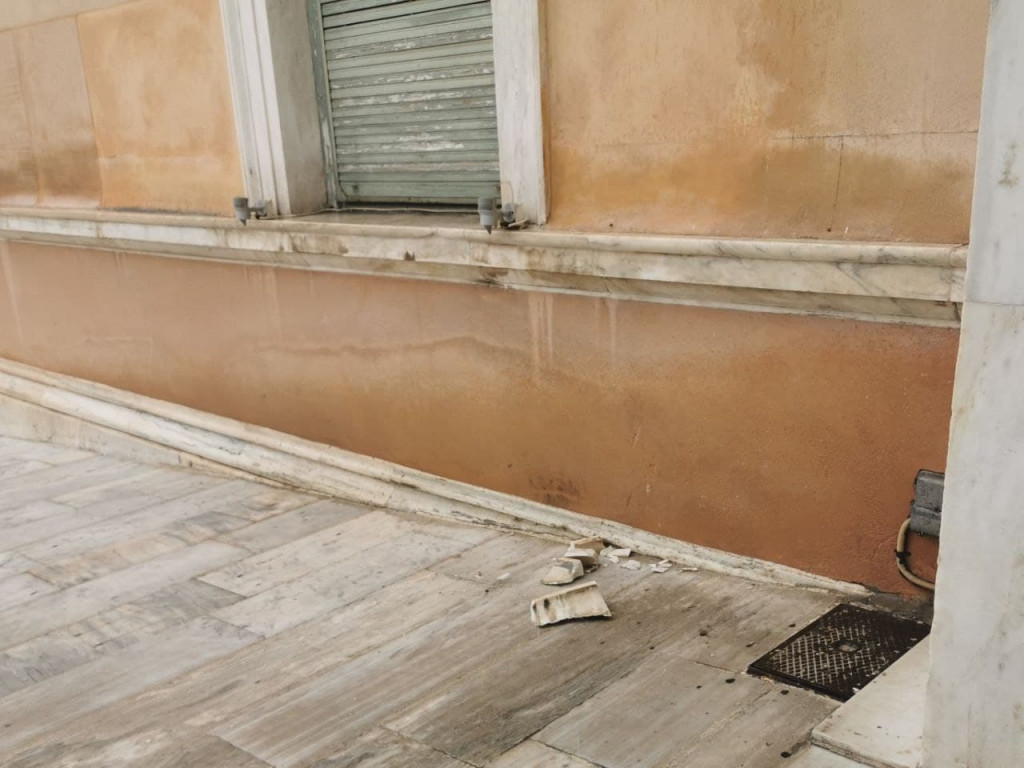 Η κακοκαιρία «Μπάλλος» χτύπησε και τη Βουλή – Ζημιές στο κτίριο – Έπεσε μάρμαρο 150 ετών
