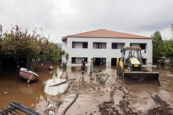 Κακοκαιρία «Αθηνά» – Απεγνωσμένοι οι κάτοικοι της Εύβοιας από τις πλημμύρες – Έχουν γίνει ελάχιστα από τα έργα