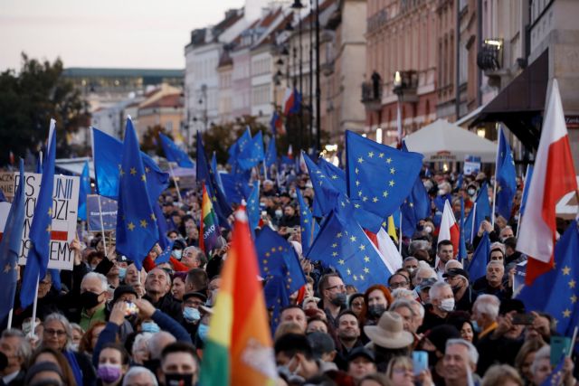 Πολωνία - Χιλιάδες στους δρόμους για να μείνει η χώρα στην ΕΕ