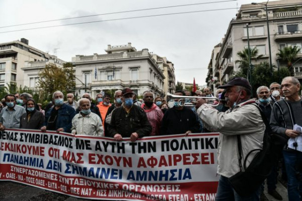Πορεία συνταξιούχων για το ασφαλιστικό στο κέντρο της Αθήνας