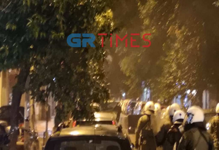 Θεσσαλονίκη – Κρότου λάμψης, μολότοφ και προσαγωγές στην πορεία για τον νεκρό 20χρονο στο Πέραμα