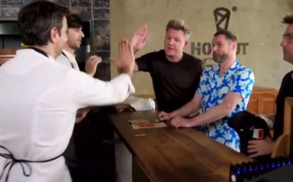 Ο Γκόρντον Ράμσεϊ έμαθε να φτιάχνει σουβλάκια