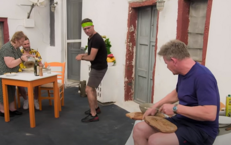 «Μα ήταν πολύ αλμυρή» – Τι λέει η γιαγιά που… τα «έψαλε» στον Ράμσεϊ για το αλάτι