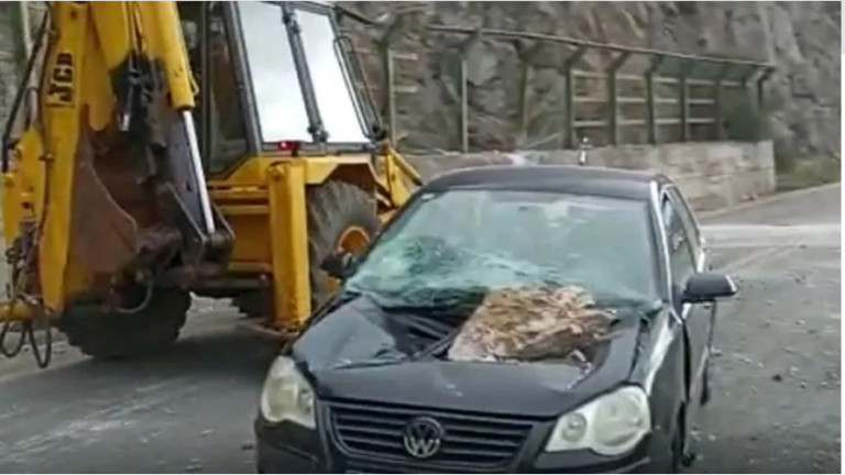 Κατολίσθηση – Αράχωβα – «Είμαστε ζωντανοί επειδή ο βράχος έπεσε λίγα εκατοστά πιο πέρα», λέει ο οδηγός του ΙΧ