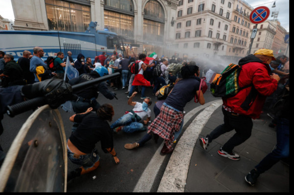 Ρώμη – Ακροδεξιοί η πλειοψηφία των διαδηλωτών αντιεμβολιαστών – Βανδάλισαν γραφεία συνδικάτου