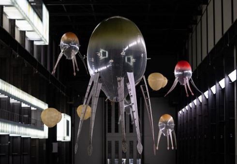 Δύο ρομπότ «εισέβαλαν» στην Tate Modern του Λονδίνου