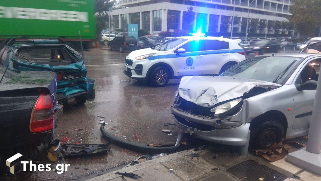 Θεσσαλονίκη - Αυτοκίνητο έπεσε πάνω σε σταθμευμένα οχήματα - Ένας τραυματίας