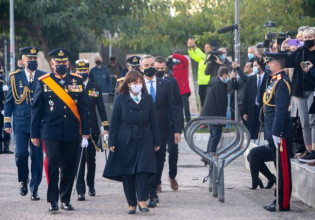 Θεσσαλονίκη – Ο σκύλος που… έκλεψε την παράσταση στην έπαρση της σημαίας