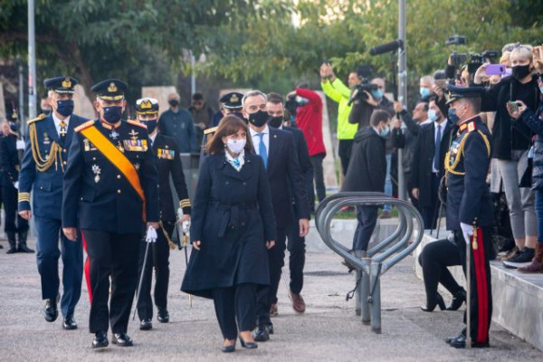 Θεσσαλονίκη – Ο σκύλος που… έκλεψε την παράσταση στην έπαρση της σημαίας