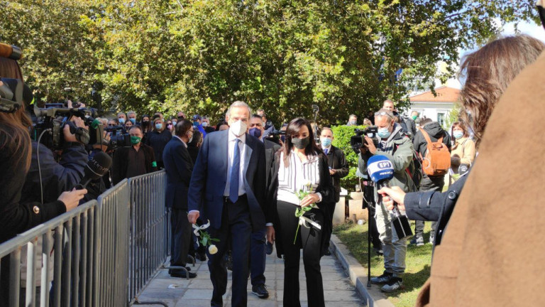 Φώφη Γεννηματά – Στη Μητρόπολη ο Αντώνης Σαμαράς για το τελευταίο αντίο στη Φώφη Γεννηματά