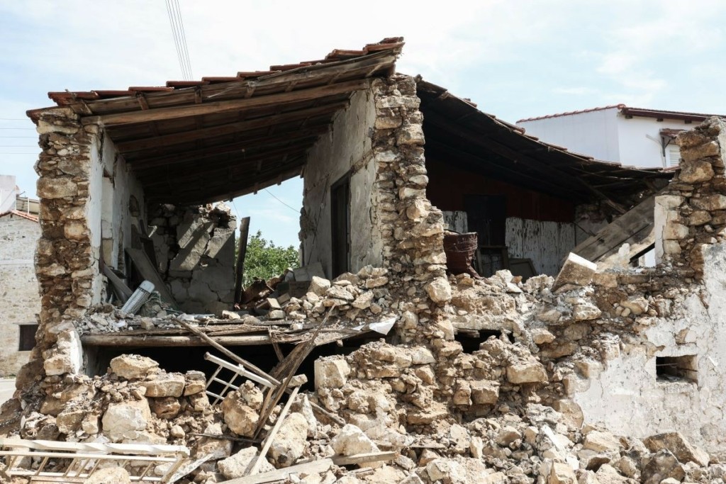 Κρήτη - Μετανάστης γλίτωσε από θαύμα στο σεισμό και μαγειρεύει για τους σεισμόπληκτους