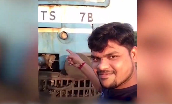 Βίντεο - σοκ: Τρένο παρασύρει άνδρα που προσπαθούσε να βγάλει selfie