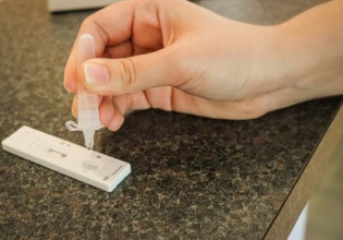 Ανίχνευση του κοροναϊού στο σπίτι – Ποια είναι η σωστή χρήση των self-rapid τέστ