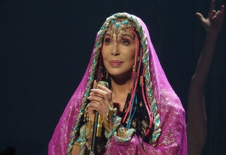 Σερ – Μηνύει τη χήρα του Σόνι Μπόνο για ένα εκατομμύριο δολάρια