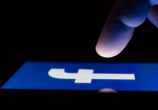 Δημοσίευμα «βόμβα» – Αναφορές ότι πωλούνται δεδομένα δισεκατομμυρίων χρηστών του Facebook σε χάκερ