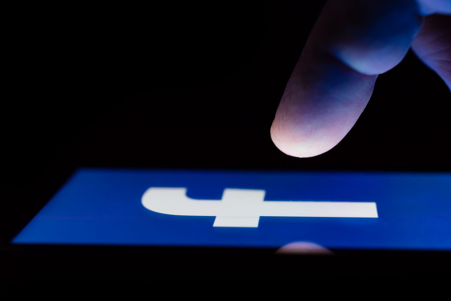 Δημοσίευμα «βόμβα» - Αναφορές ότι πωλούνται δεδομένα δισεκατομμυρίων χρηστών του Facebook σε χάκερ