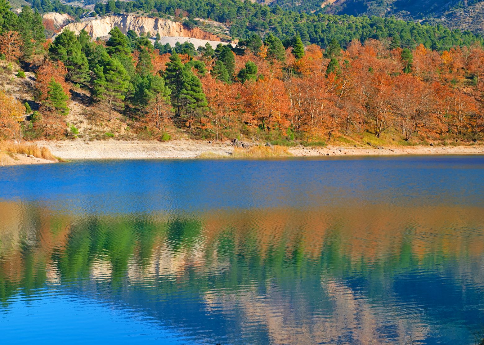 Λίμνη Τσιβλού – Η γαλήνια λίμνη με το βίαιο παρελθόν