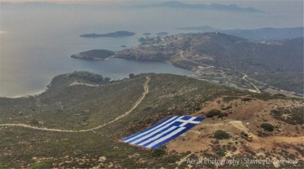 Οινούσσες – Τοποθέτησαν τεράστια ελληνική σημαία ως απάντηση στην «ενόχληση» του Ακάρ