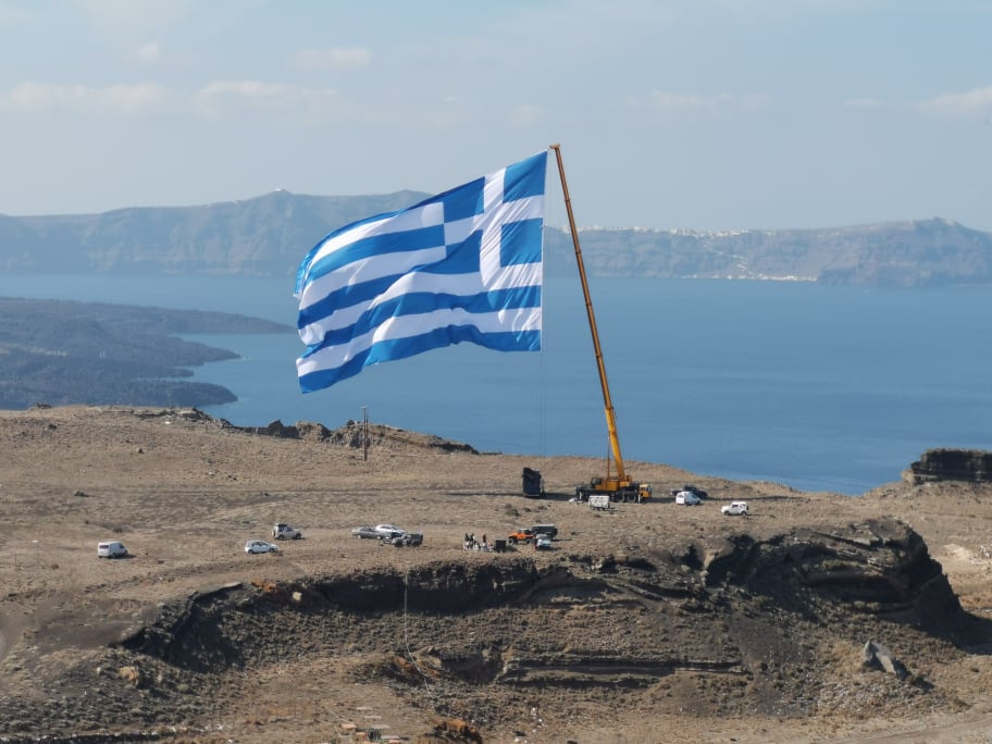 Σαντορίνη - Ύψωσαν την μεγαλύτερη Ελληνική σημαία με γερανό