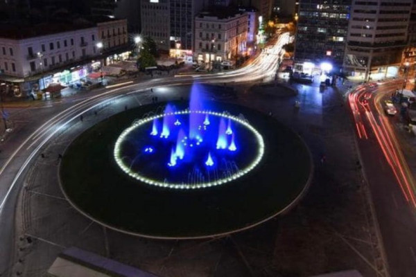 Ομόνοια – Στα γαλανόλευκα «ντύθηκε» το σιντριβάνι