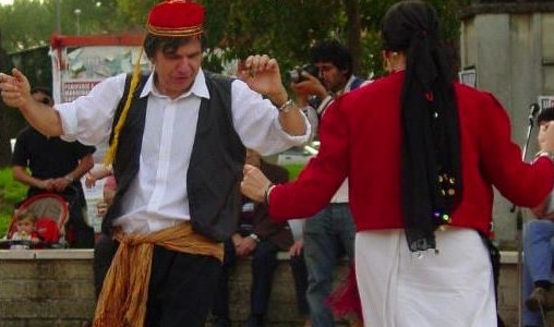 Ο νομπελίστας Φυσικής εκθειάζει την ελληνική παράδοση – Χορεύει συρτάκι γιατί του… ξυπνά το πάθος