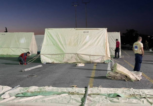 Κρήτη – Οργισμένοι οι σεισμόπληκτοι – Τούς έστειλαν τόνους από άχρηστα ρούχα, νυφικά, ακόμα και άπλυτα εσώρουχα