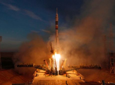 Η ρωσική ομάδα που γύρισε την πρώτη ταινία στο διάστημα επέστρεψε στη Γη