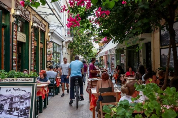 Κοροναϊός – Πλήρης ελευθερία για τους εμβολιασμένους στην εστίαση