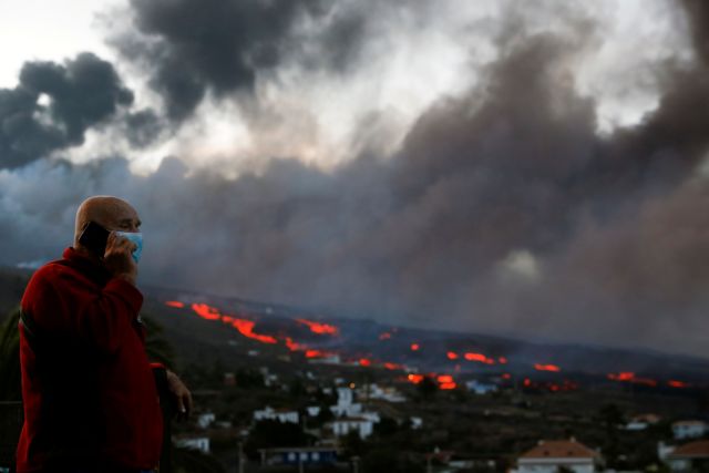 Ισπανία – Συγκλονίζουν οι κάτοικοι της Λα Πάλμα – «Ζούμε με το φόβο – Προσευχόμαστε να σταματήσει η έκρηξη»