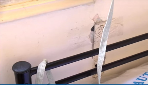 Σεισμός – Παραχώρησαν σε καρκινοπαθή σπίτι με μούχλα, κατσαρίδες, δυσοσμία και άλλα πολλά…