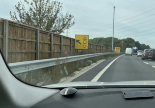 Squid Game – Χαμός σε δρόμο της Βρετανίας – Πινακίδα είχε τα σύμβολα της σειράς, επενέβη μέχρι και η αστυνομία