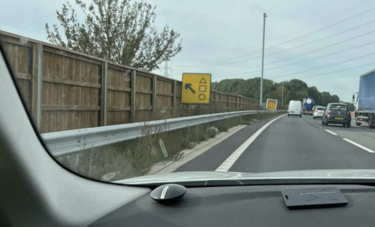 Squid Game – Χαμός σε δρόμο της Βρετανίας – Πινακίδα είχε τα σύμβολα της σειράς, επενέβη μέχρι και η αστυνομία