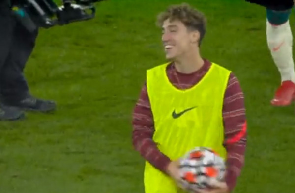 Έπος – Ο Τσιμίκας «έκλεψε» την μπάλα του αγώνα από τον Σαλάχ