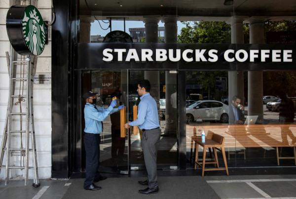 Starbucks – Οι αυξήσεις μισθών στους μπαρίστας προκαλούν… εκνευρισμό στους επενδυτές