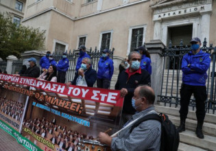 Συγκέντρωση ανεμβολίαστων υγειονομικών έξω από το ΣτΕ