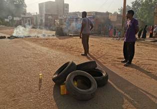 Σουδάν – Μία μέρα μετά το πραξικόπημα, κλειστά δρόμοι και καταστήματα – Γιατροί και δημόσιοι υπάλληλοι καλούν σε απεργία