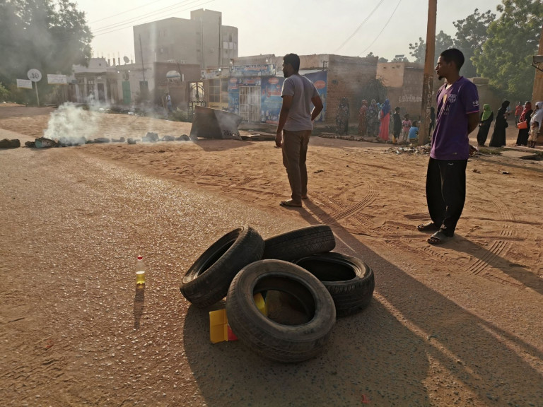 Σουδάν – Μία μέρα μετά το πραξικόπημα, κλειστά δρόμοι και καταστήματα – Γιατροί και δημόσιοι υπάλληλοι καλούν σε απεργία