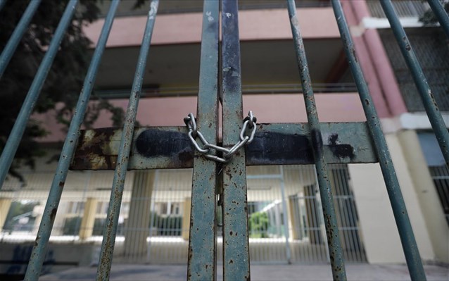 Ρέθυμνο – Στο νοσοκομείο ανήλικη που έχασε τις αισθήσεις της λόγω μέθης στο υπό κατάληψη σχολείο της