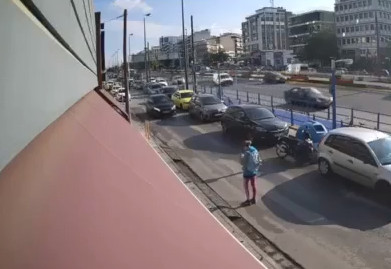 Αποκλειστικό βίντεο του in.gr – Σοκαριστικό ατύχημα στη Συγγρού – Όχημα παρέσυρε γυναίκα