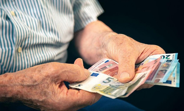 Συνταξιούχοι: Ποιοι θα λάβουν αναδρομικά και προσαυξήσεις