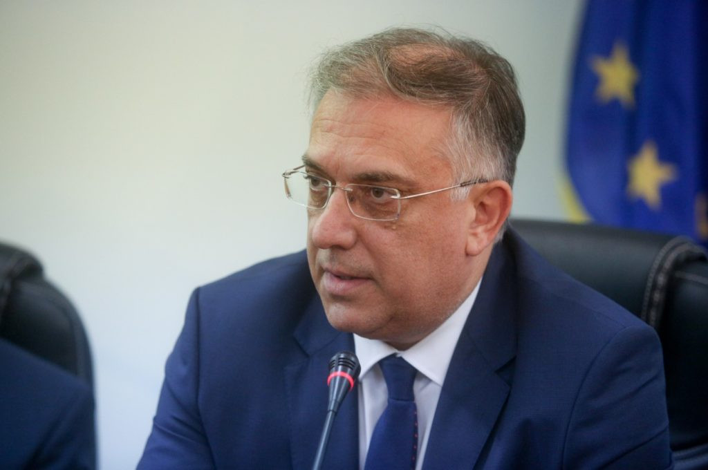 Ενας υπουργός στην κλούβα των ΜΑΤ